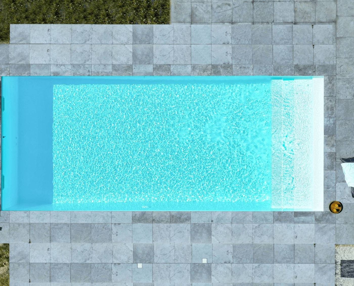 Piscine coque Guadeloupe posée, 9,00 × 4,20 m