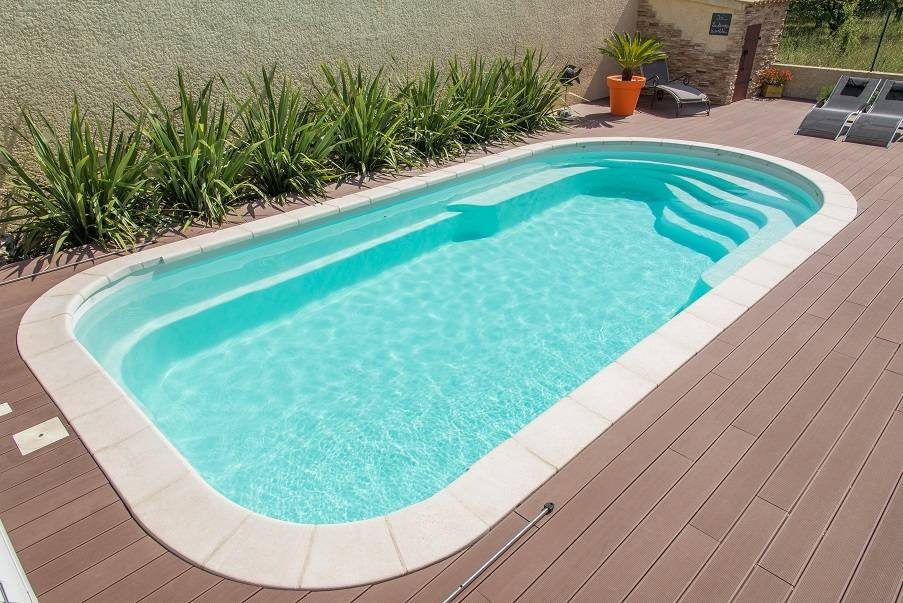 Piscine coque Jamaïque posée, 8,00 × 3,70 m