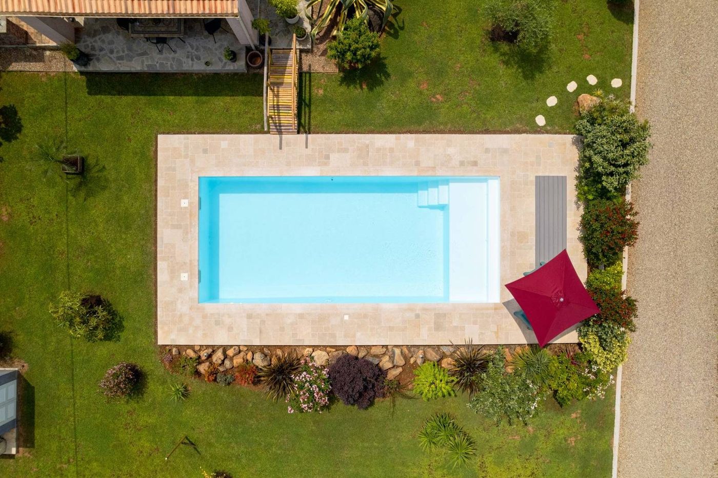Piscine coque Samoa posée, 8,50 × 4,00 m