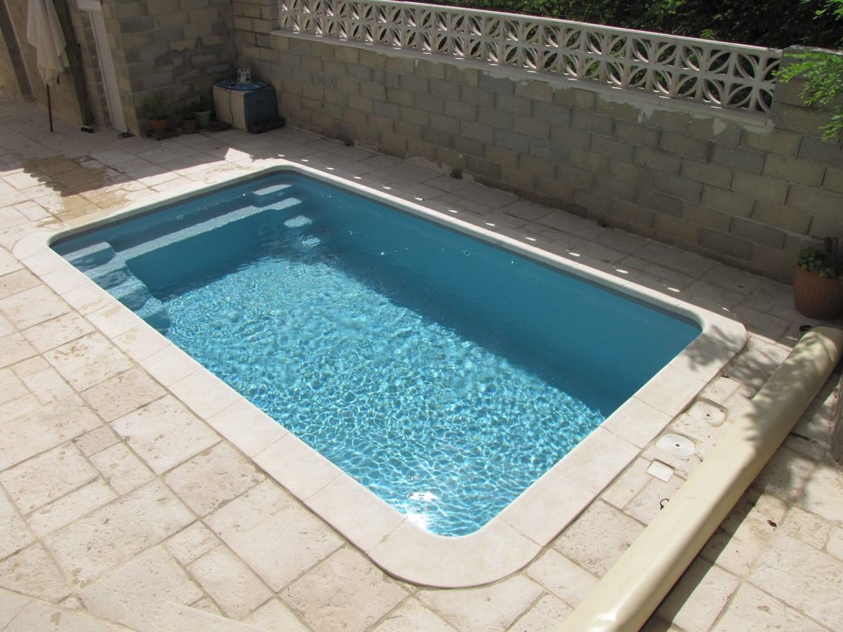 Coque France Piscines Composites, teinte gris