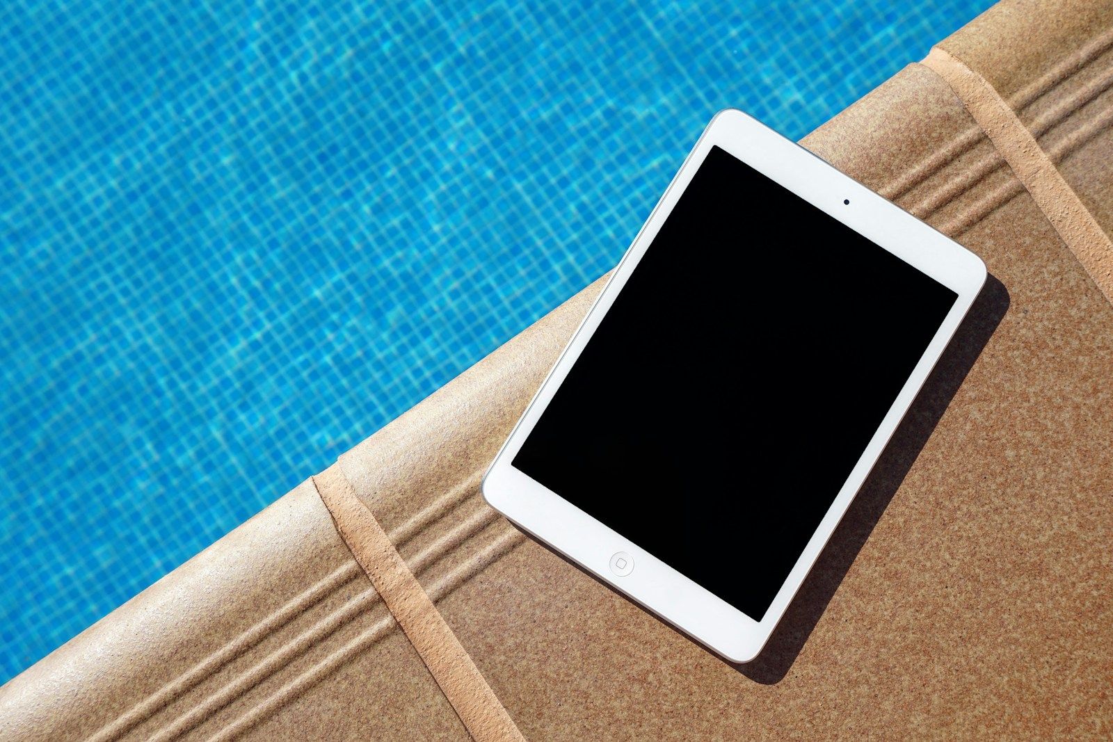 Piscine connectée et domotique : équipements 2026