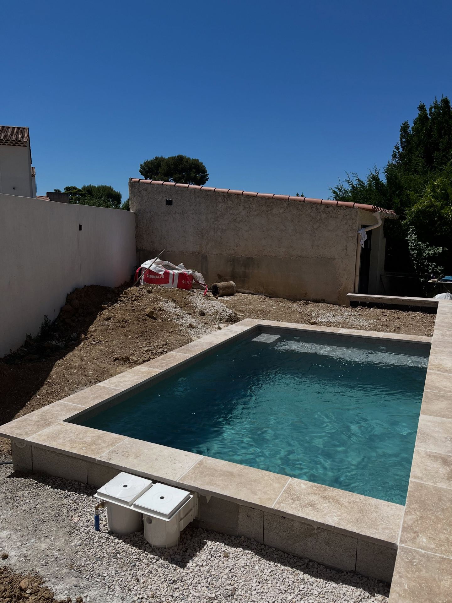 Construction mini-piscine avec local technique sur-mesure